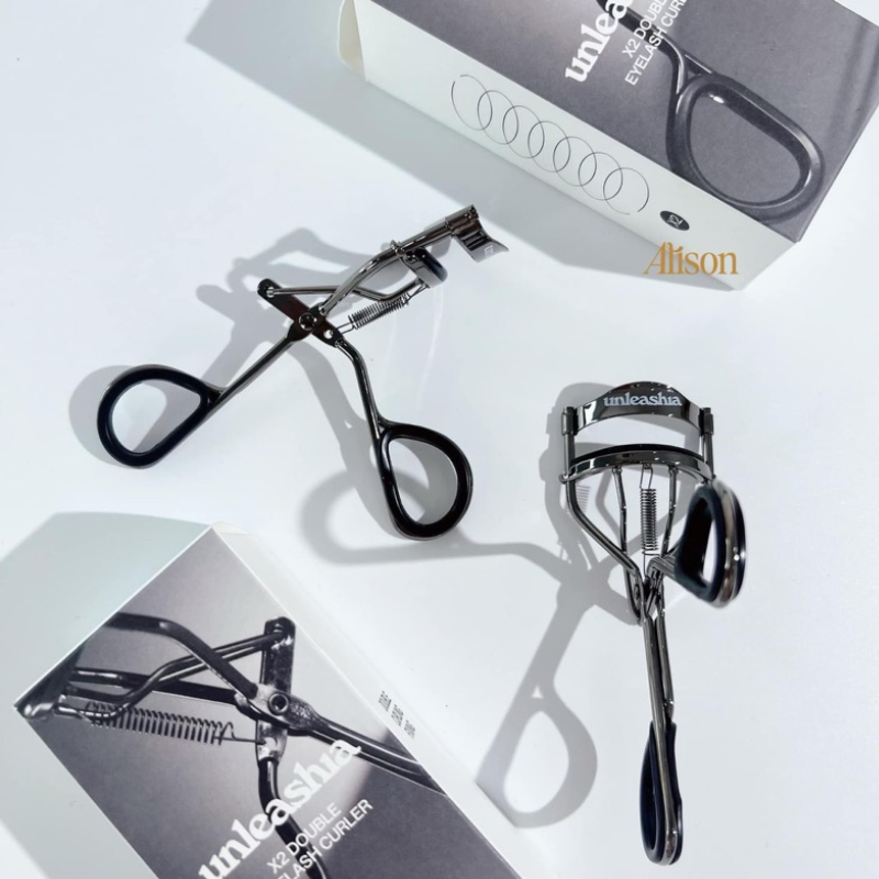 Unleashia X2 Double Eyelash Curler là sản phẩm đáng thử với khả năng nâng mi cong vút vô cùng hiệu quả.